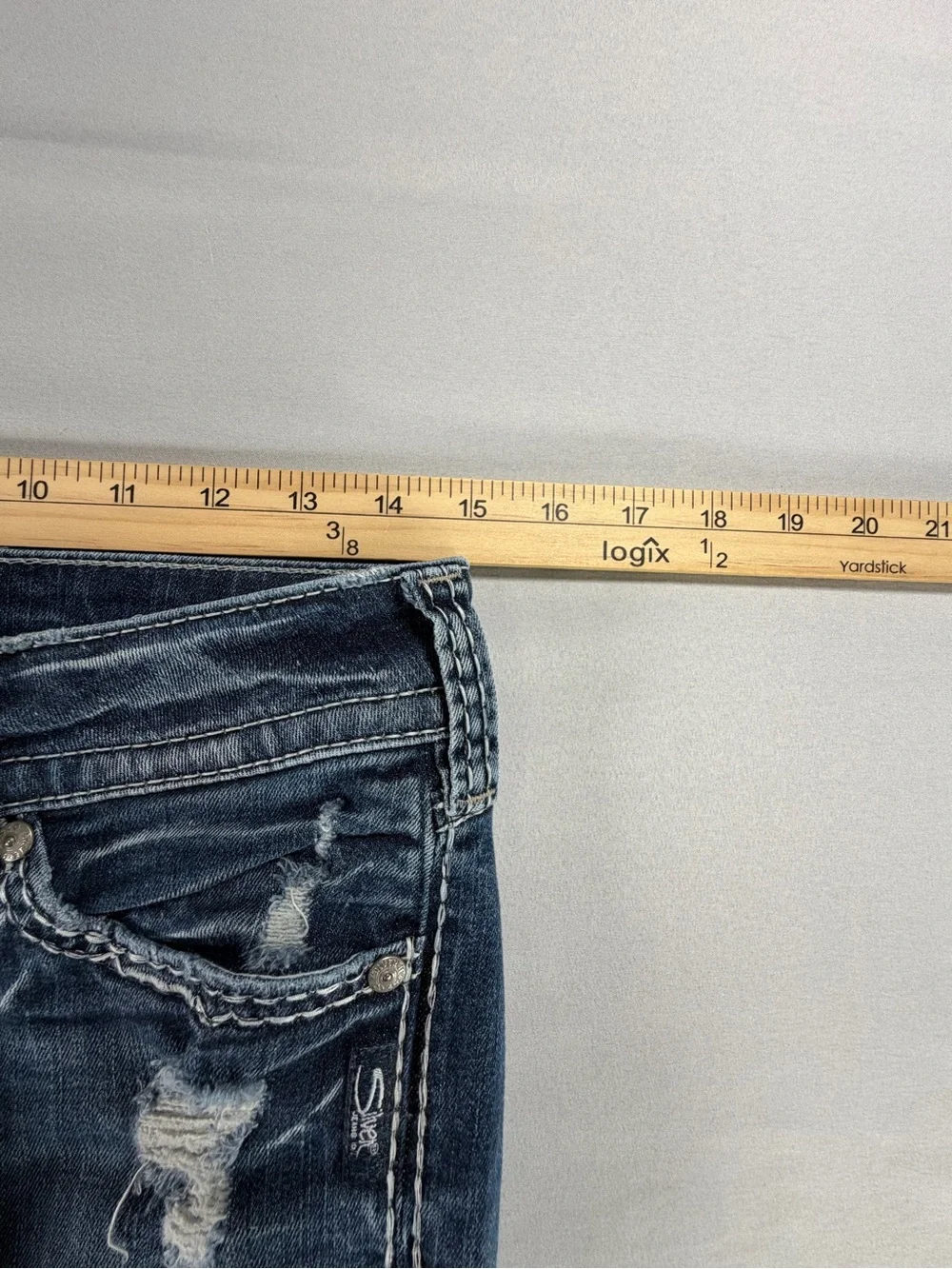Silver Suki Crop/Capri Blue Jeans Stressed W 29/L 22 1/2 #977